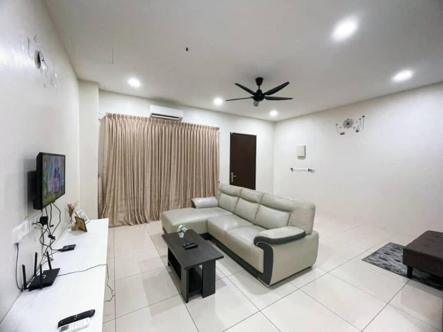 Cozyhouse 4Room 3Bath Room 10Pax'''Simpangampattasek Simpang Ampat  Buitenkant foto