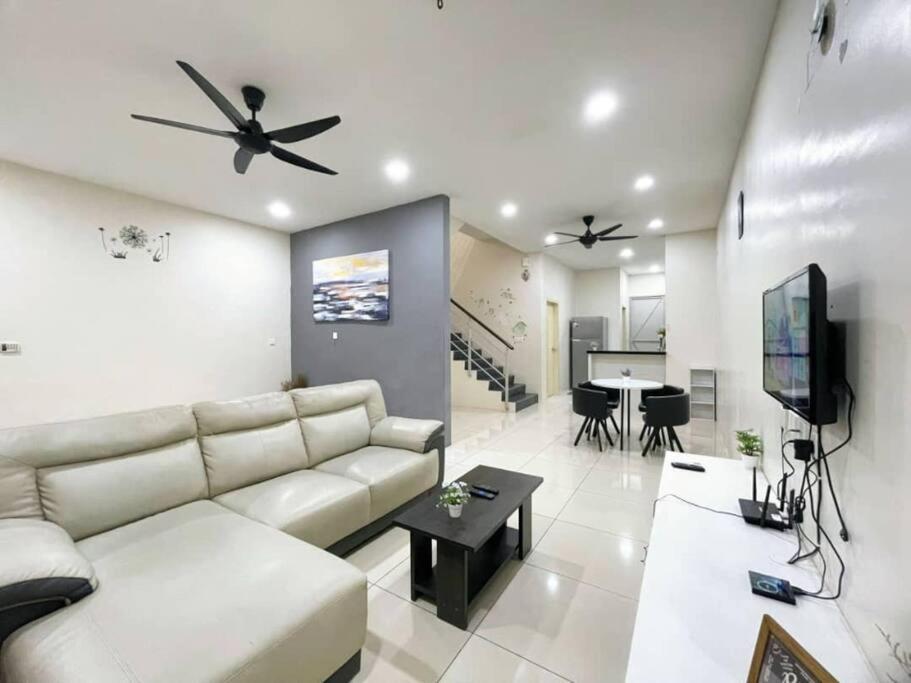 Cozyhouse 4Room 3Bath Room 10Pax'''Simpangampattasek Simpang Ampat  Buitenkant foto