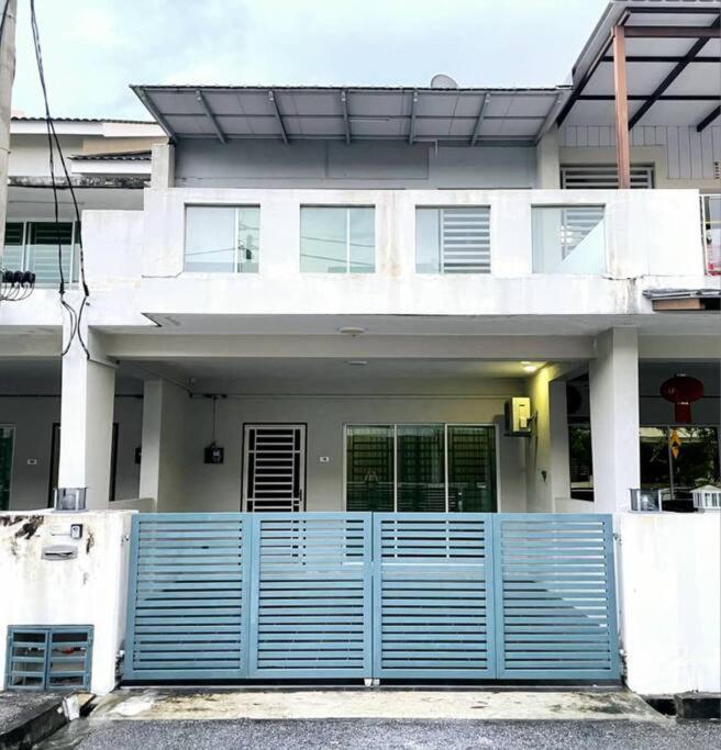 Cozyhouse 4Room 3Bath Room 10Pax'''Simpangampattasek Simpang Ampat  Buitenkant foto